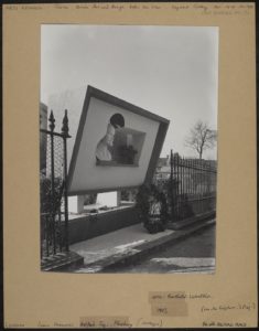 Black and white image of the bust of Lenin in a tridimensional frame.