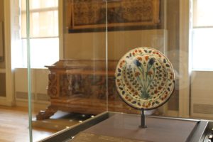 iznik dish on display in the Courtauld's gallery