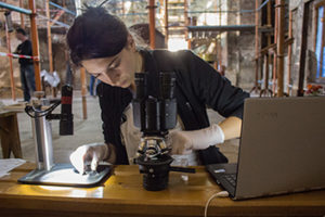 Eugenia Geddes da Filicaia looking at a microscope